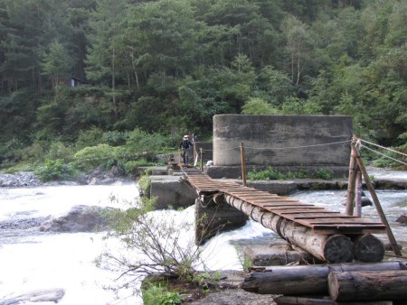 黒部ダム下の左岸に渡る橋(剱岳登山)